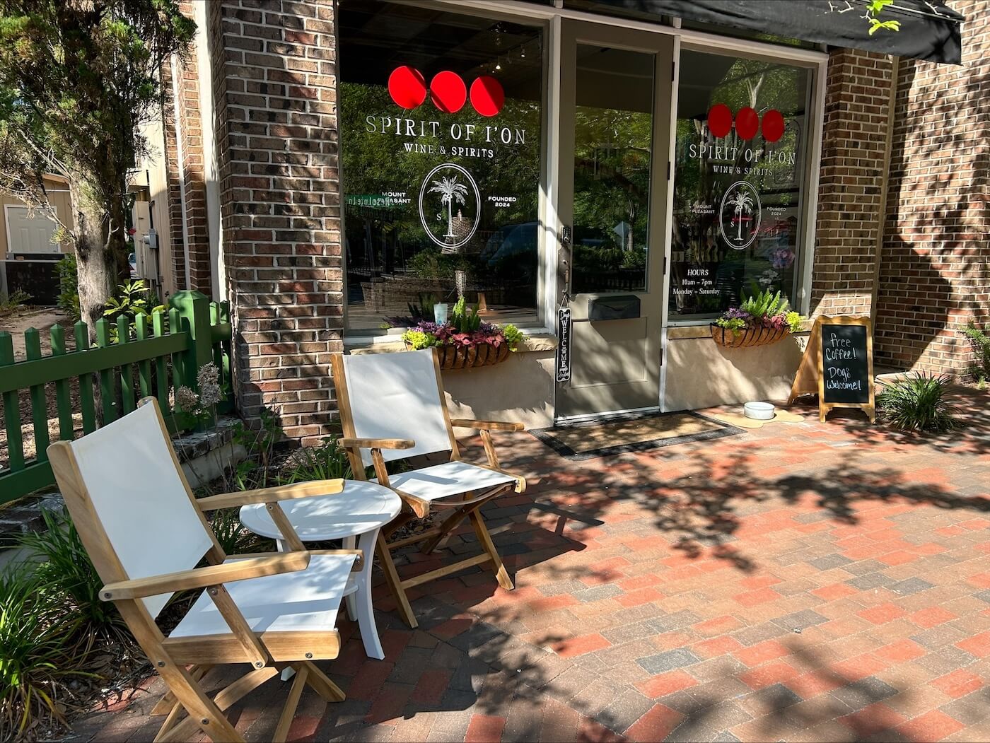 Exterior view of Mt. Pleasant Liquor Store in I'On Square, Charleston, SC